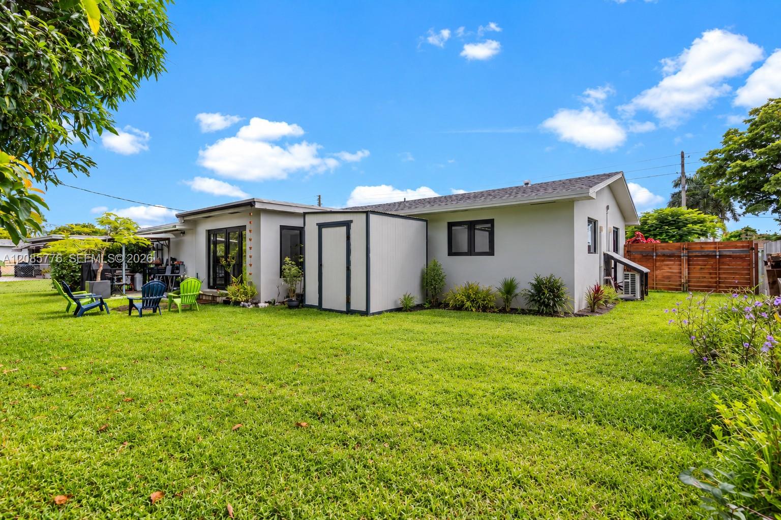 1126 E Hawthorne Cir