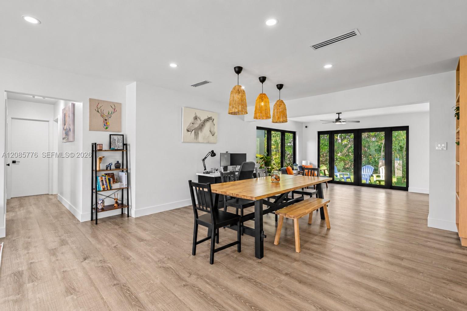 1126 E Hawthorne Cir