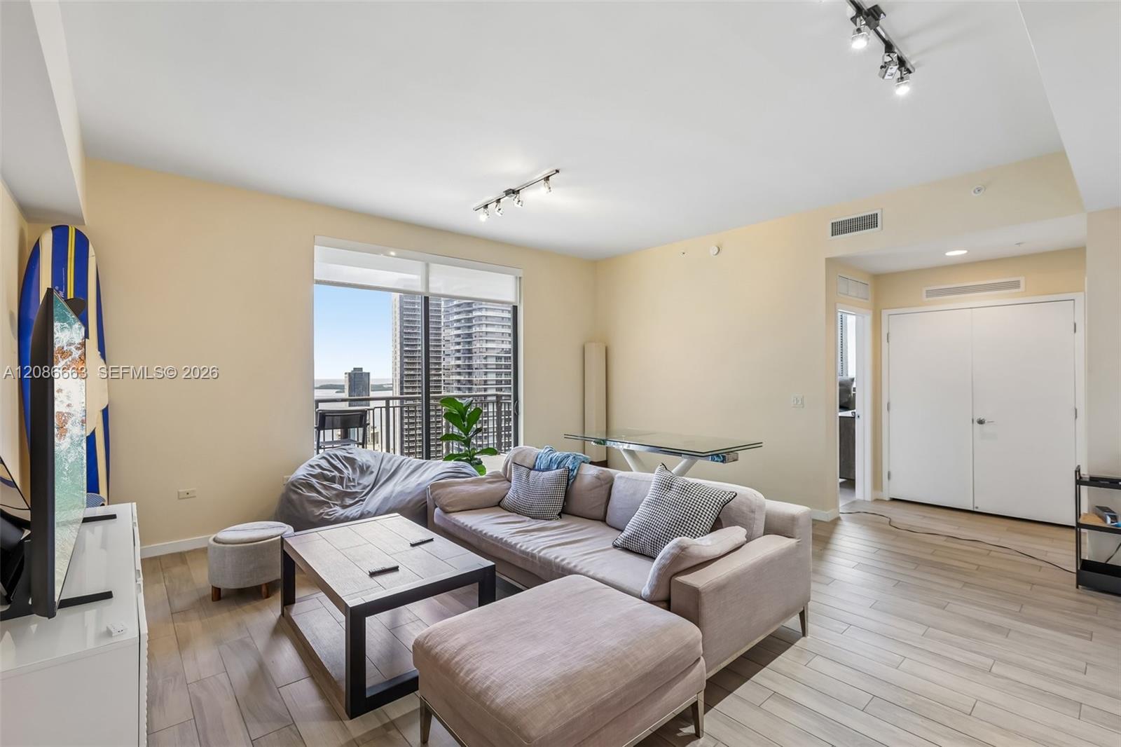 999 SW 1st Ave Unit: UPH12