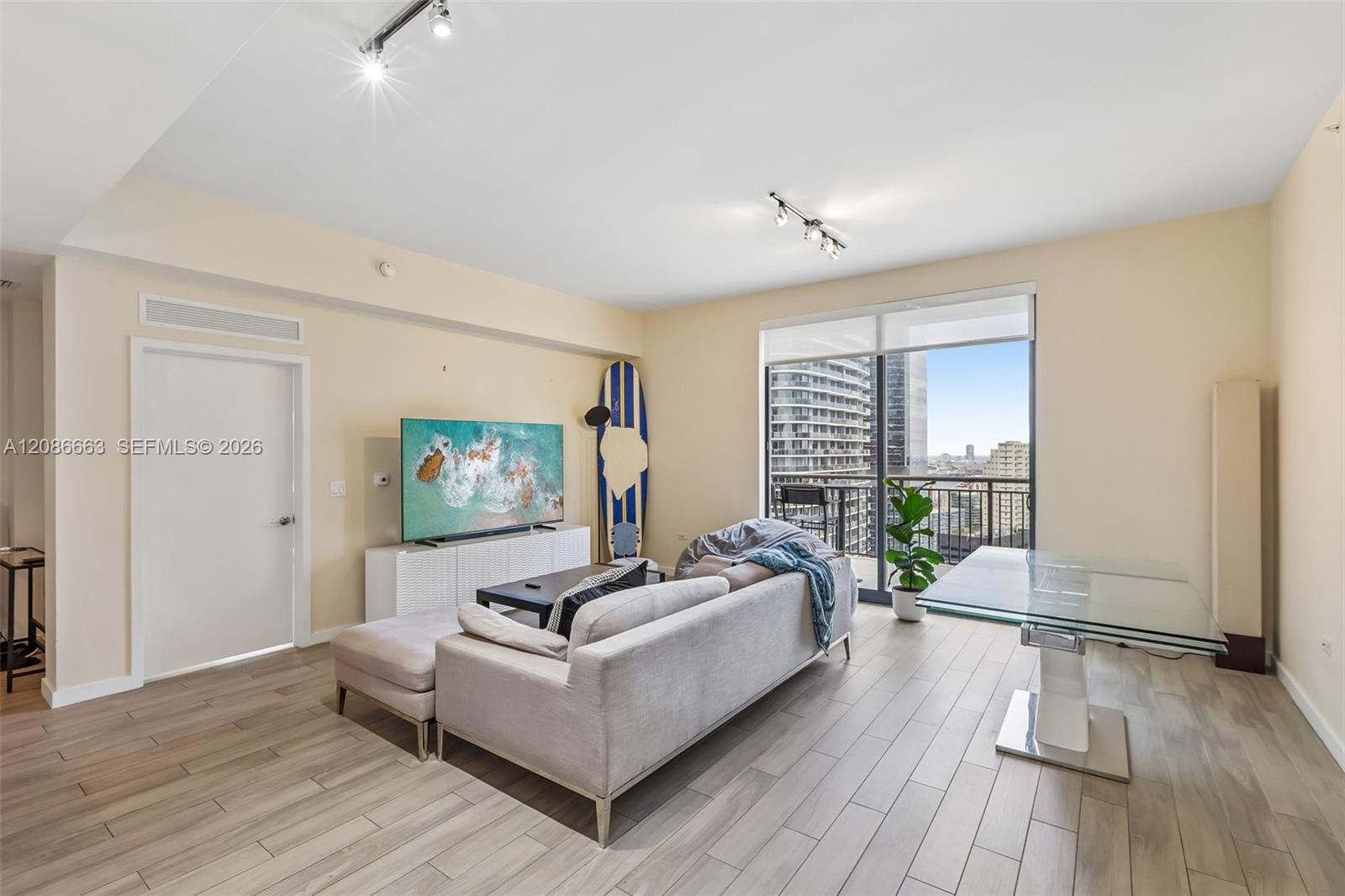 999 SW 1st Ave Unit: UPH12