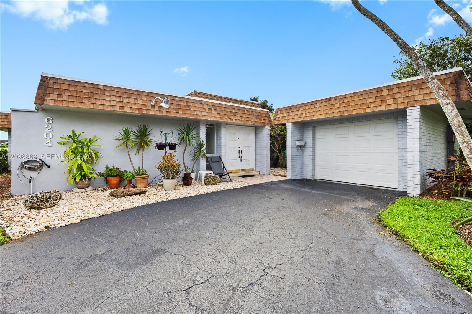 6204 Jacaranda Cir