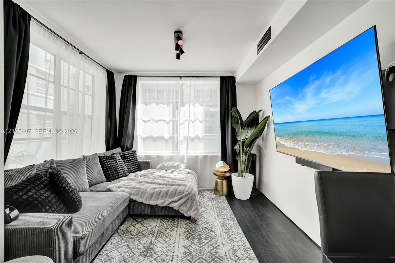 1460 Ocean Dr # 308