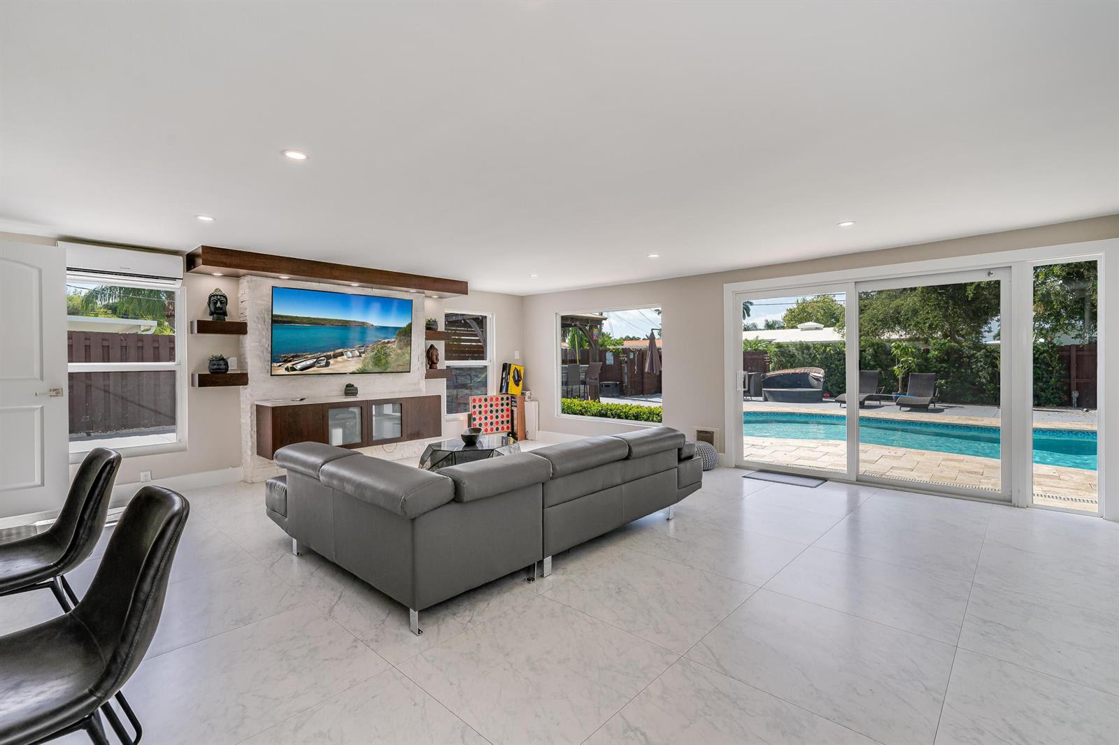 300 SE 8th Court