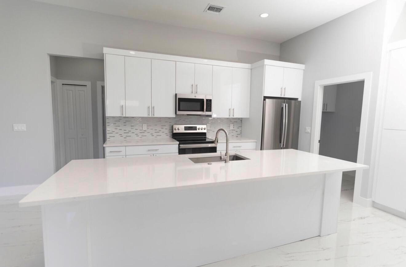 1221 SW Alcantarra Boulevard, Port St. Lucie