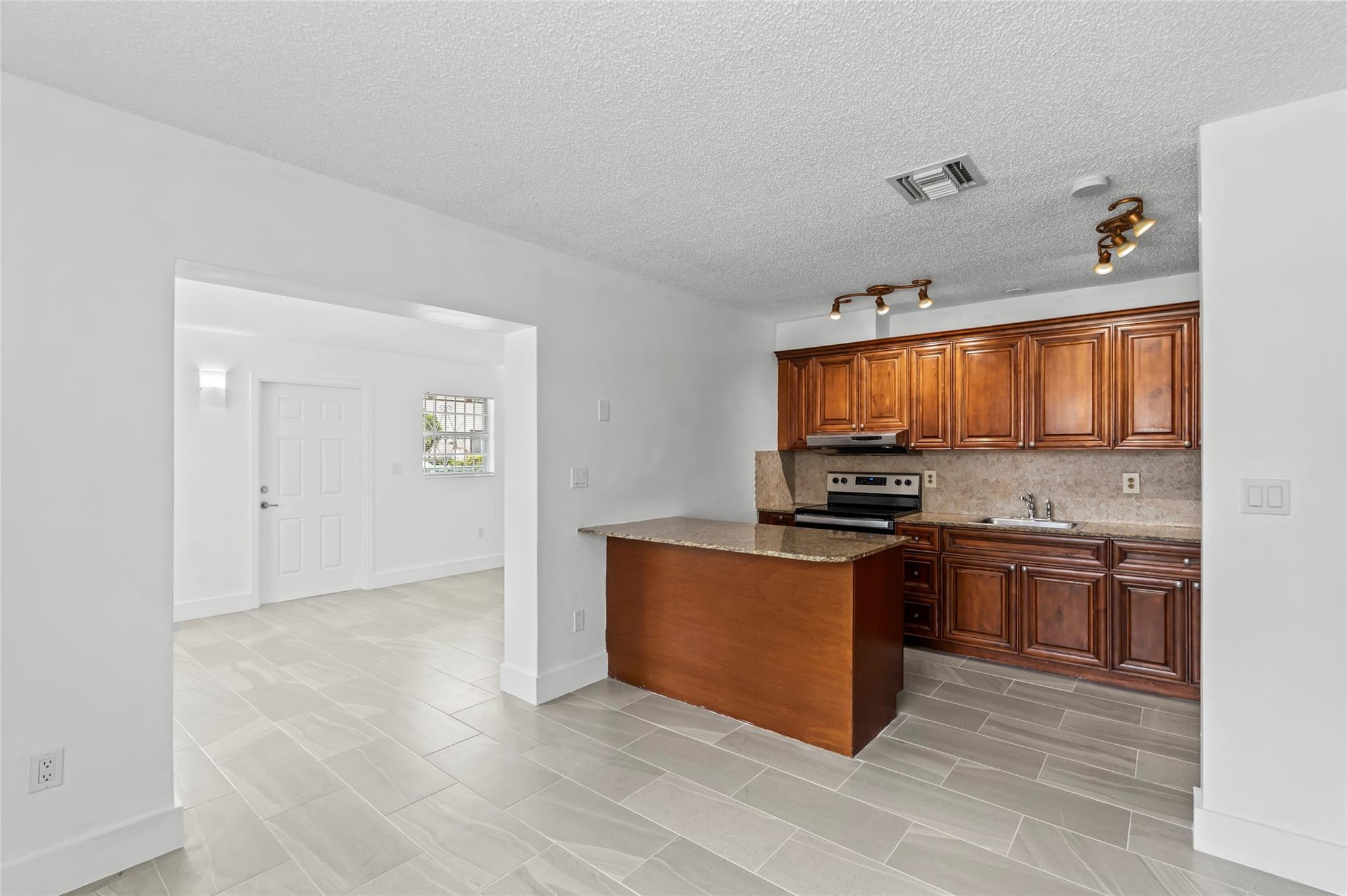 6895 SW 39th Street