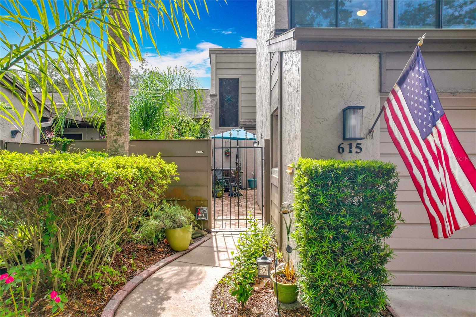 615 WOODRIDGE DR