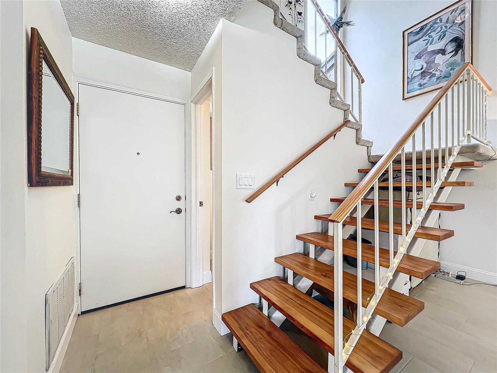 615 WOODRIDGE DR