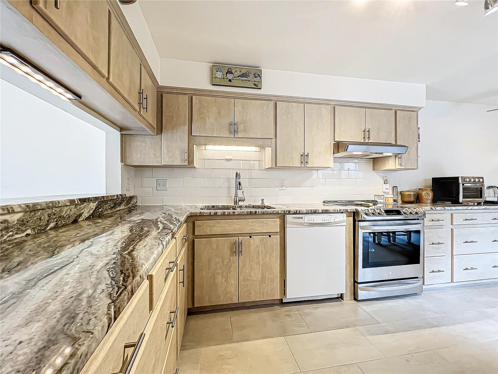 615 WOODRIDGE DR