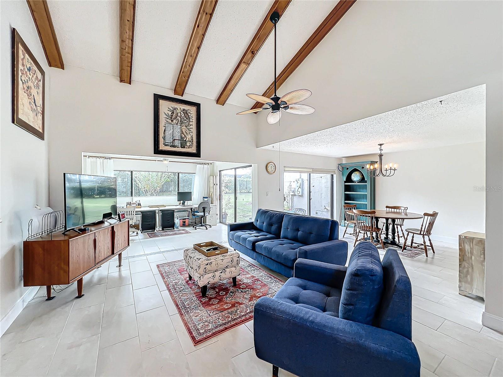 615 WOODRIDGE DR