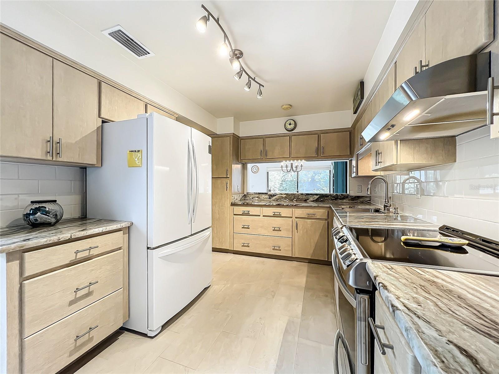 615 WOODRIDGE DR