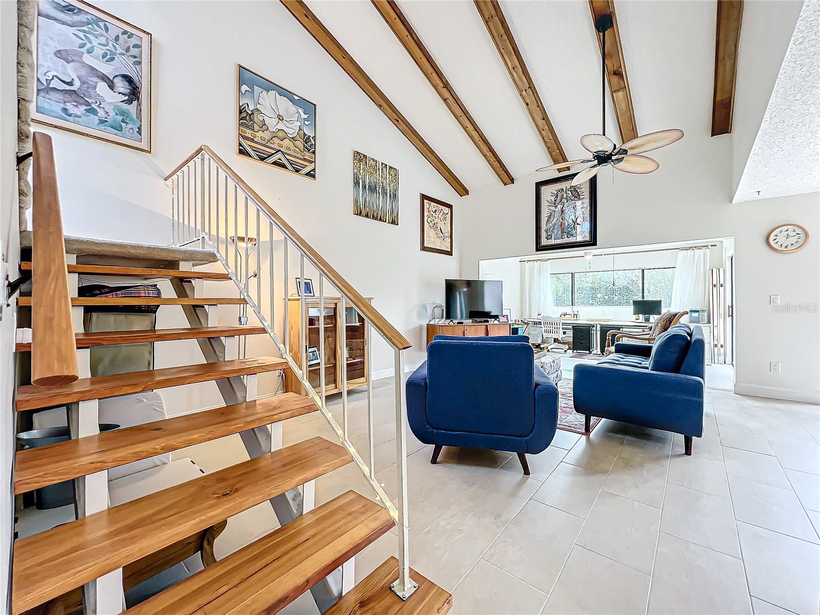 615 WOODRIDGE DR