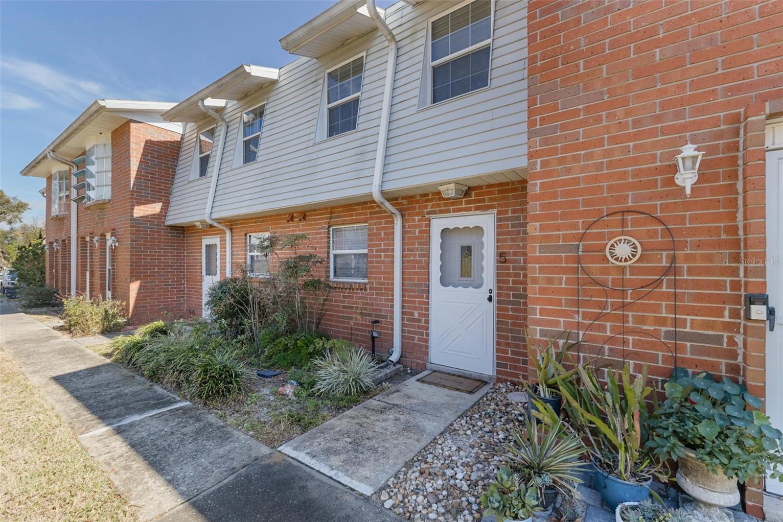 621 W INDIANA AVE #5