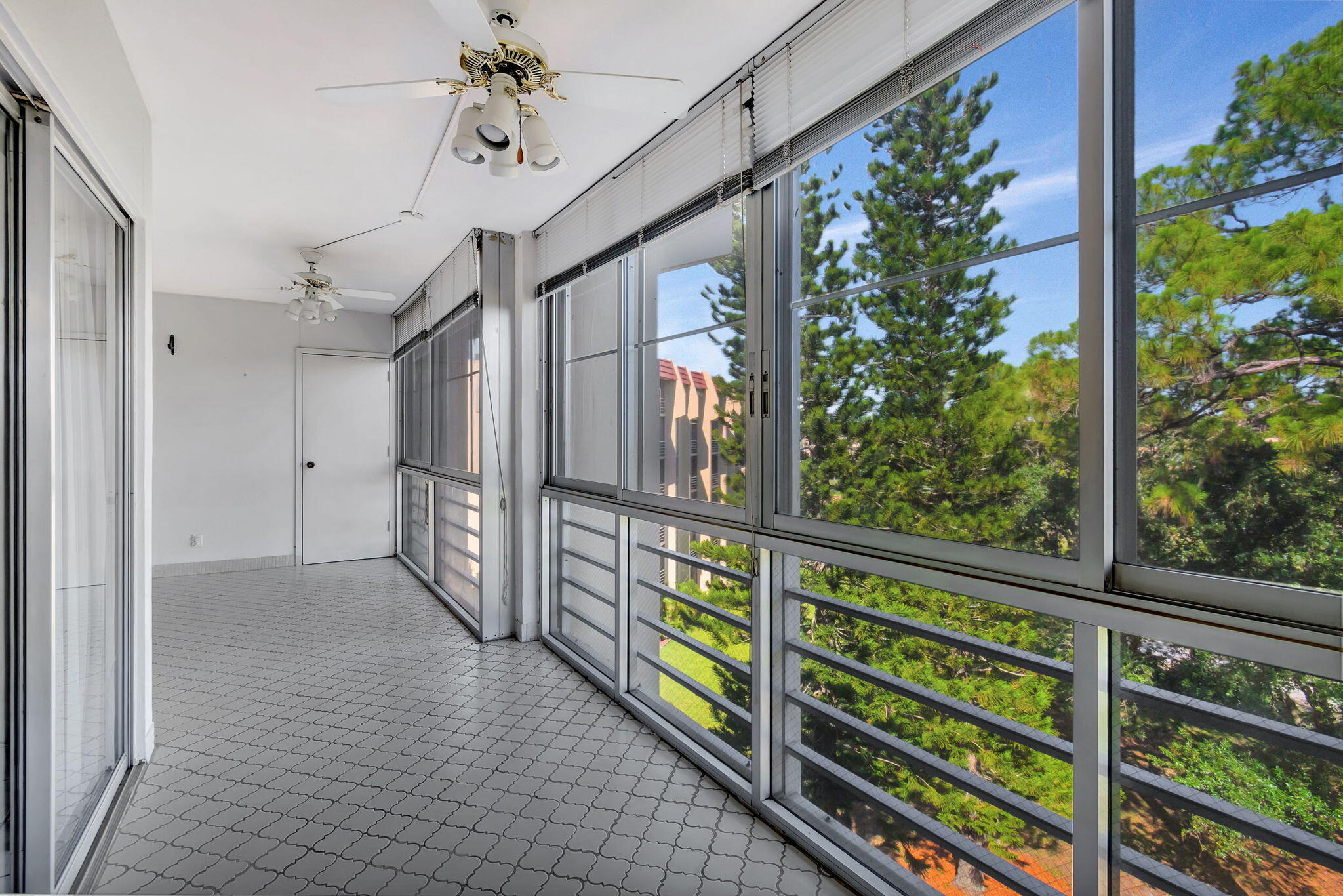3810 Via Poinciana 502