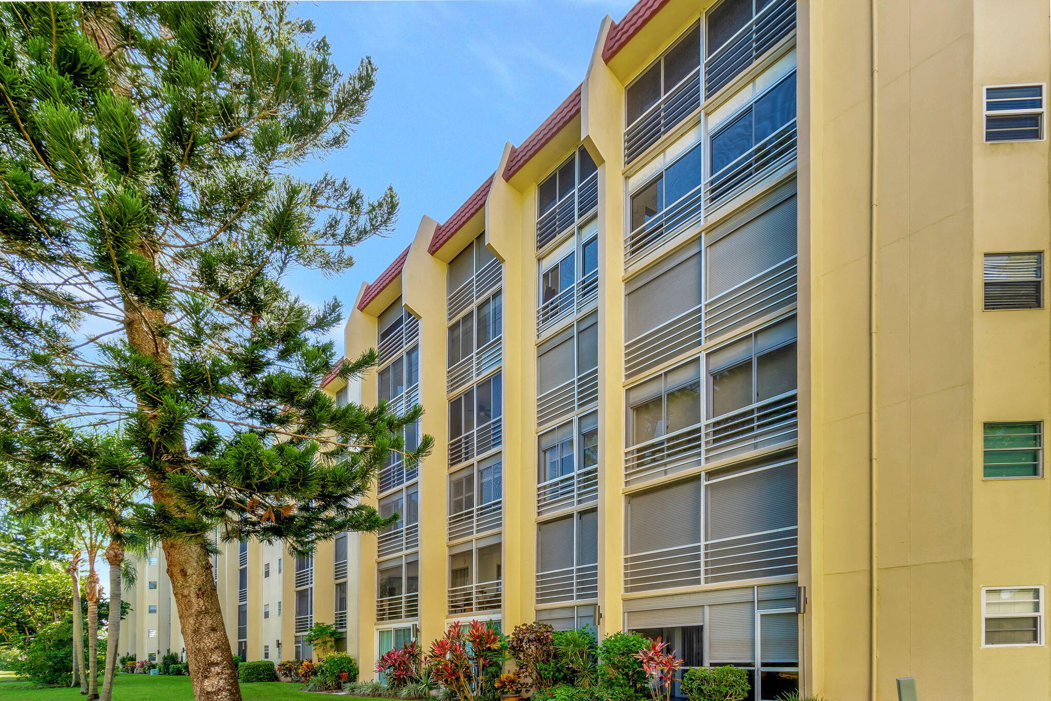 3810 Via Poinciana 502