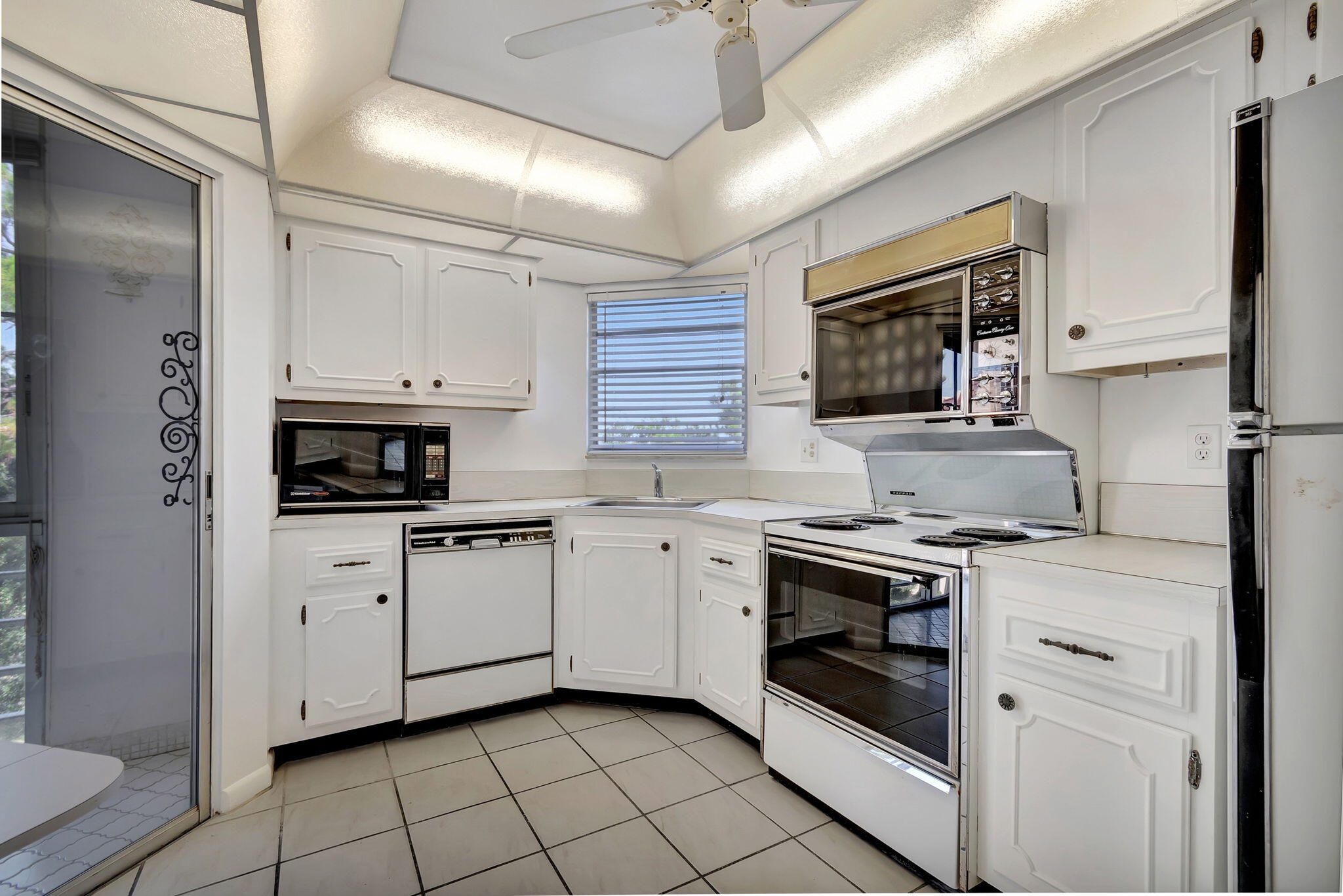 3810 Via Poinciana 502