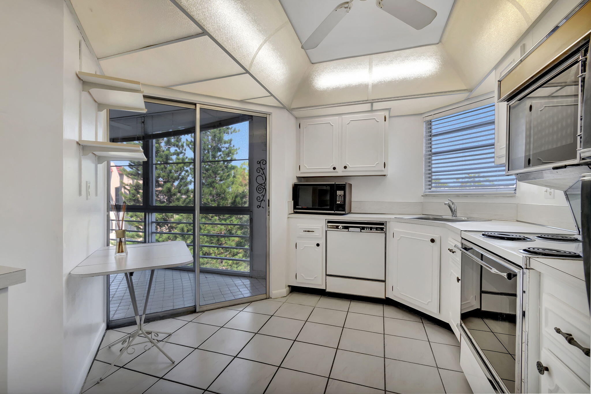 3810 Via Poinciana 502