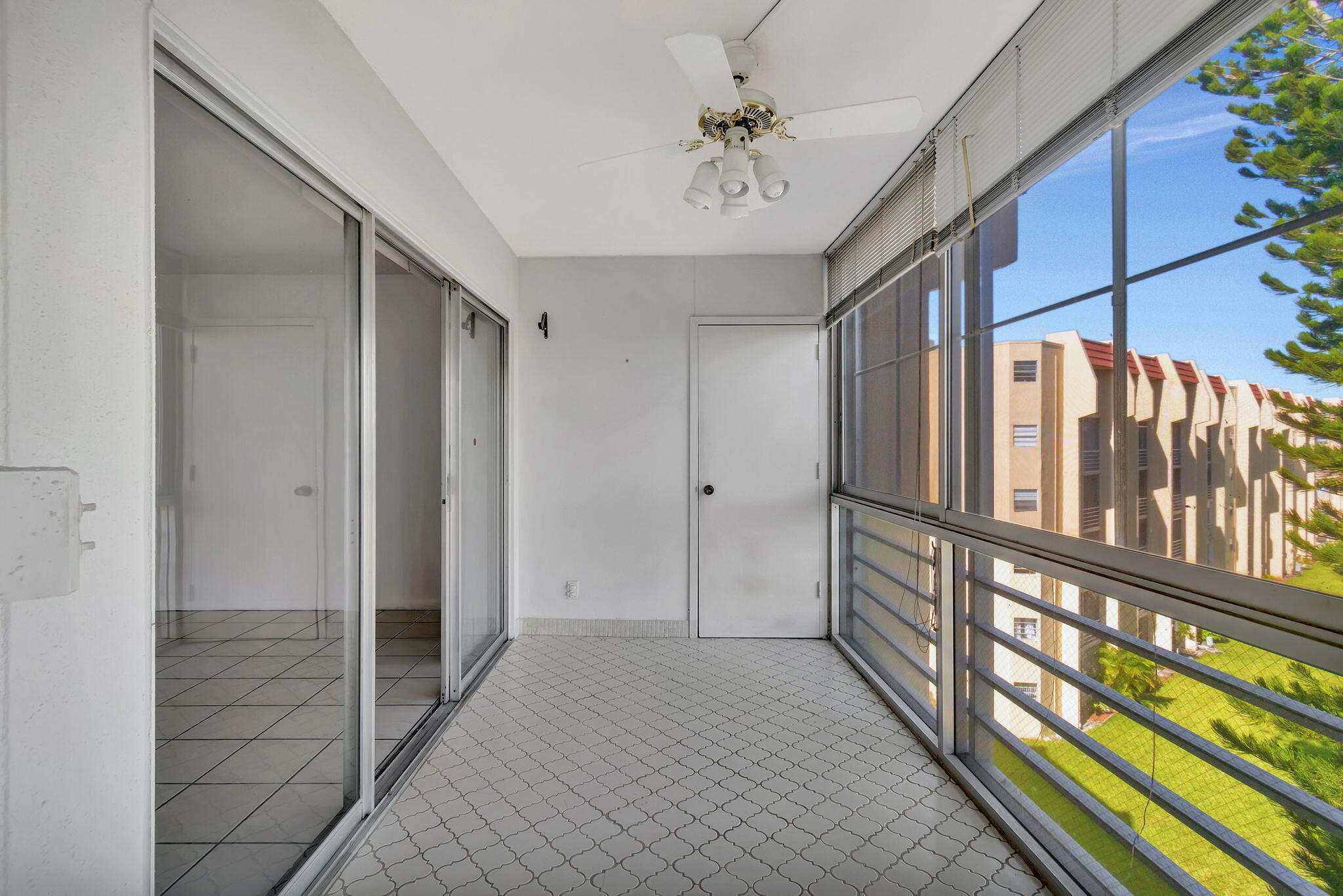 3810 Via Poinciana 502