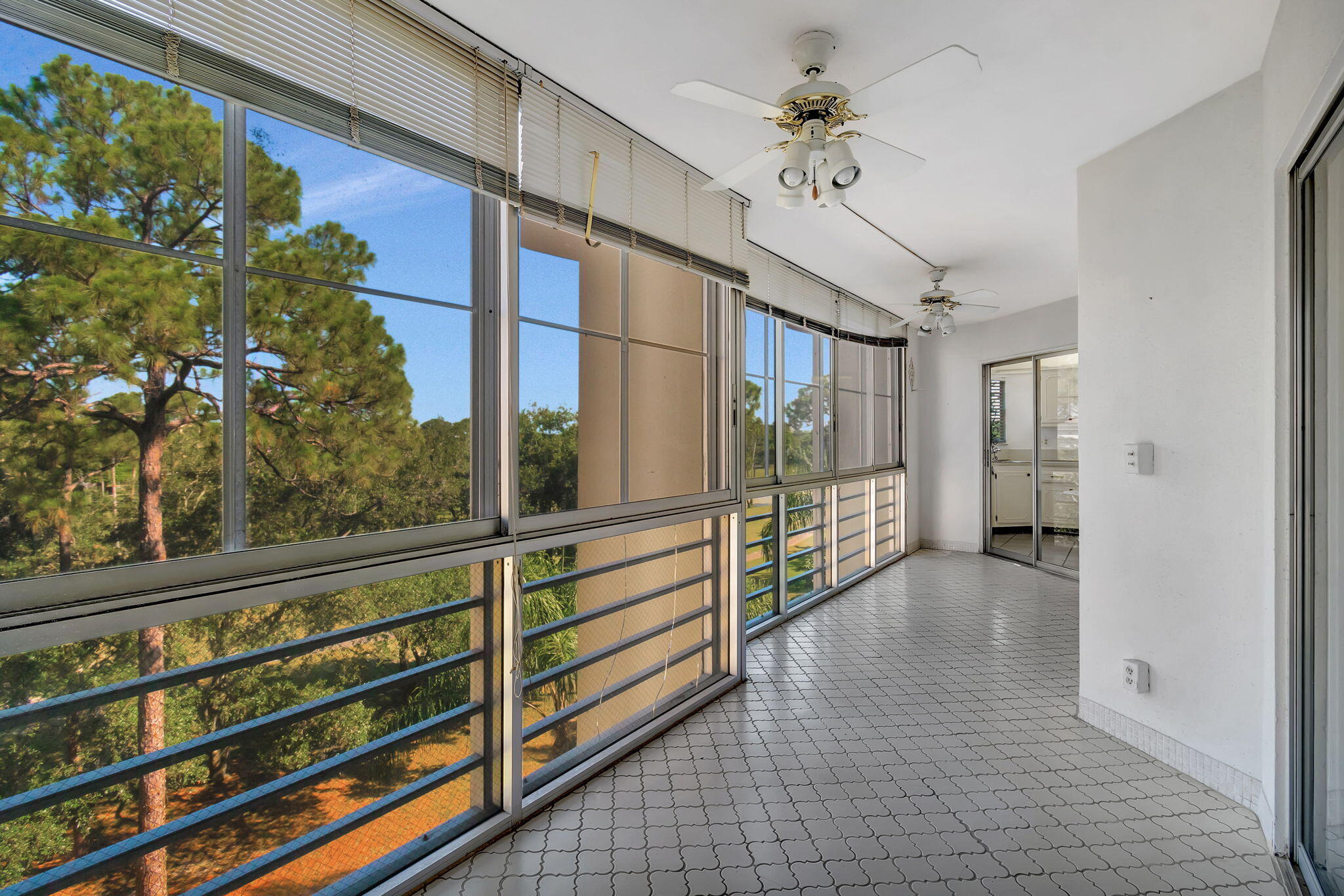 3810 Via Poinciana 502