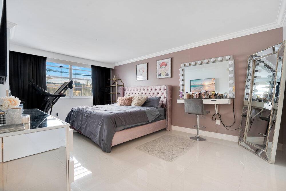 500 Bayview Drive 1521