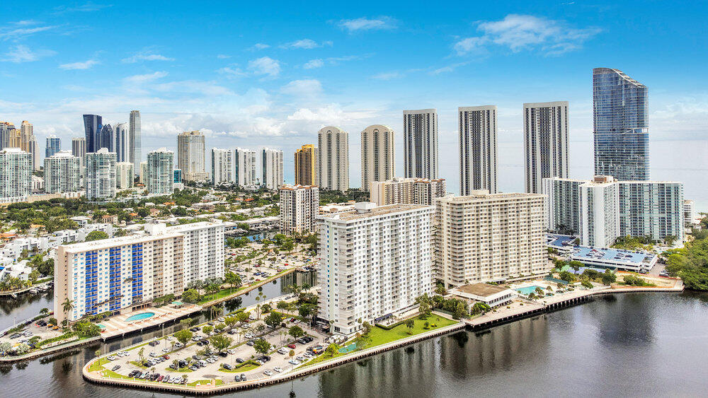 500 Bayview Drive 1521
