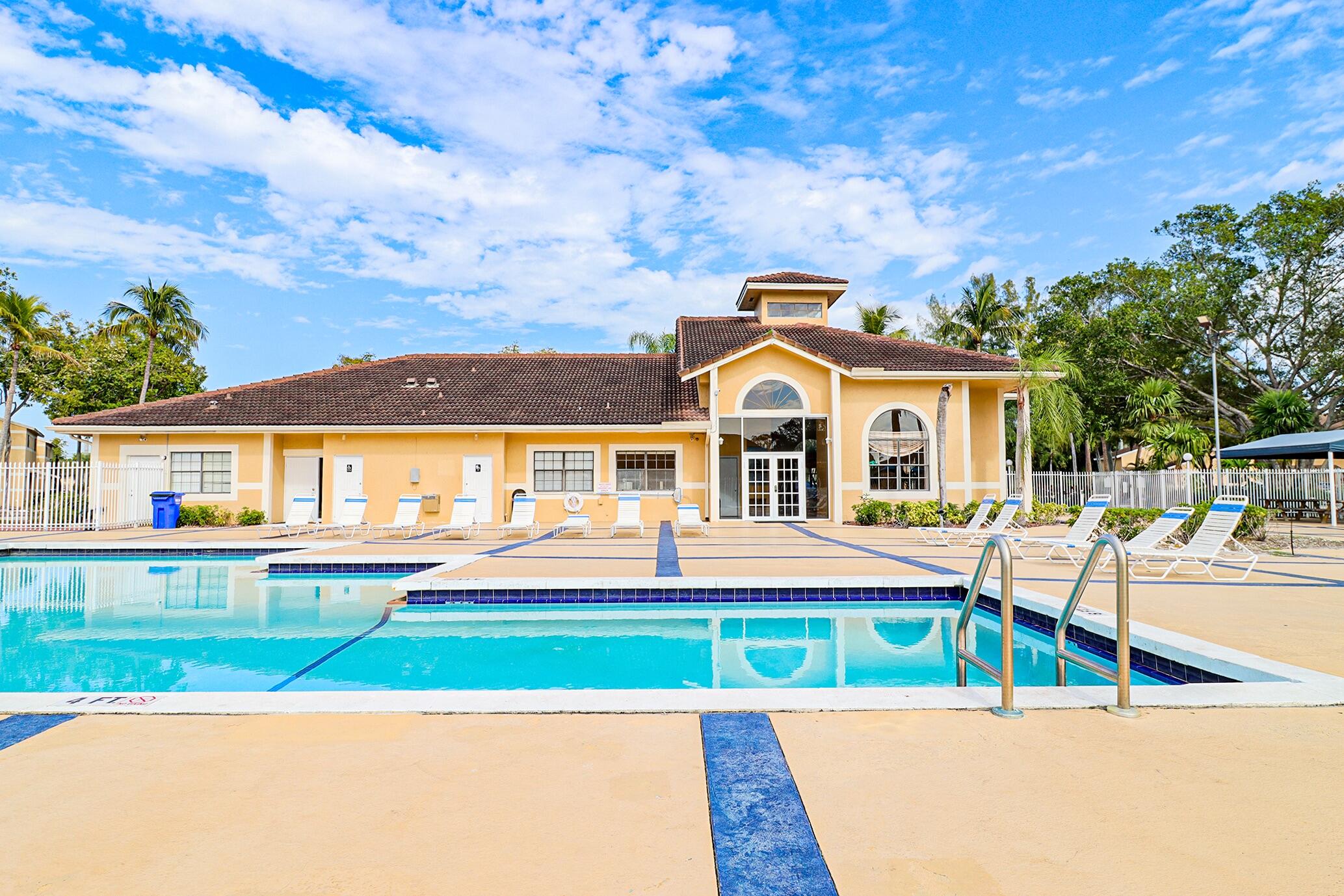 450 Palm Circle 106