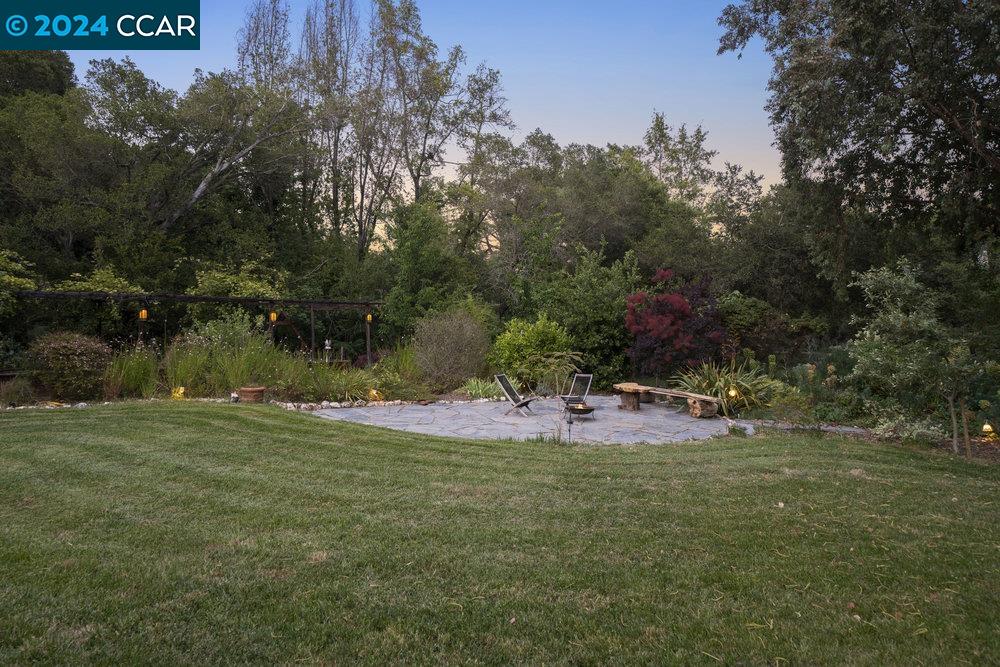 15 Lost Valley Dr