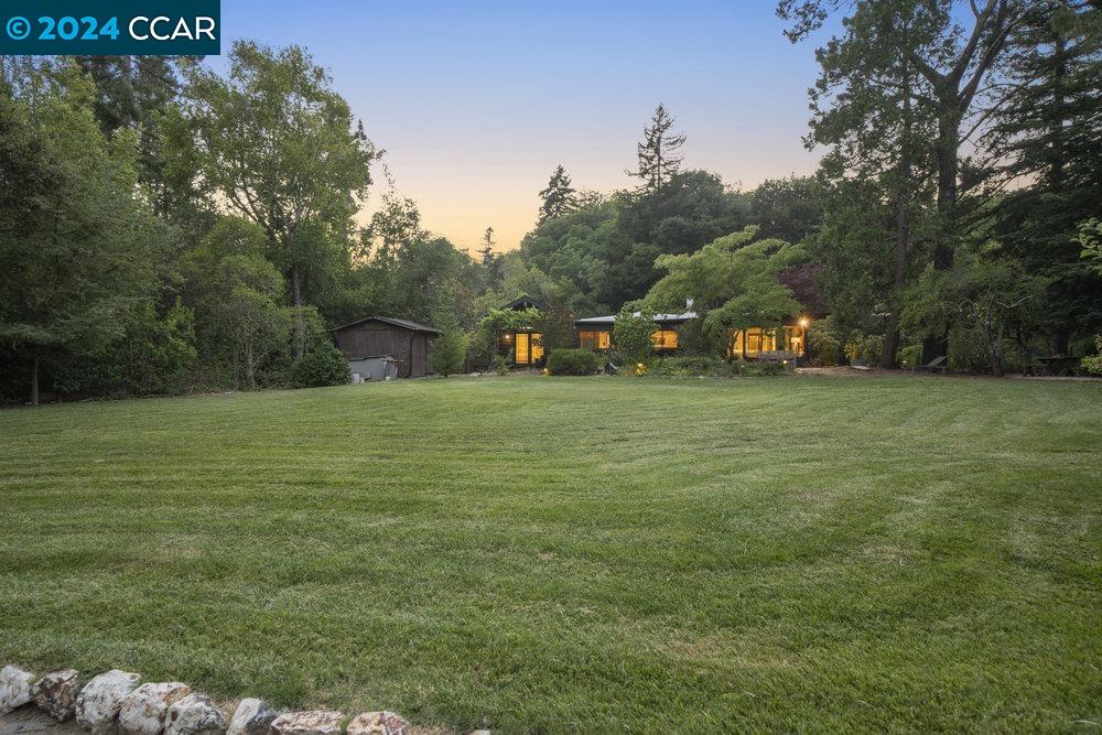 15 Lost Valley Dr
