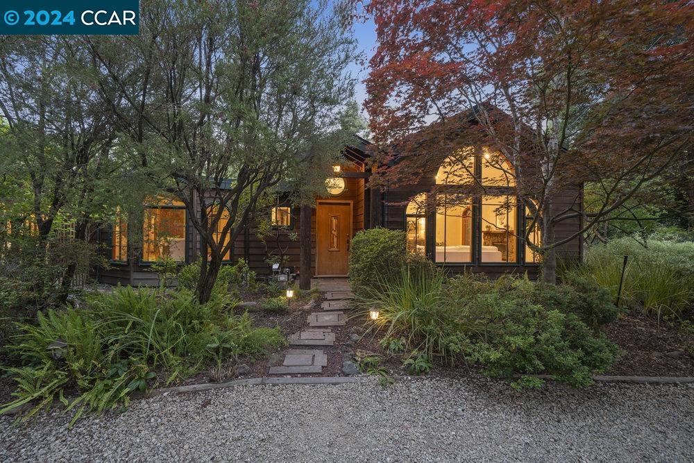 15 Lost Valley Dr