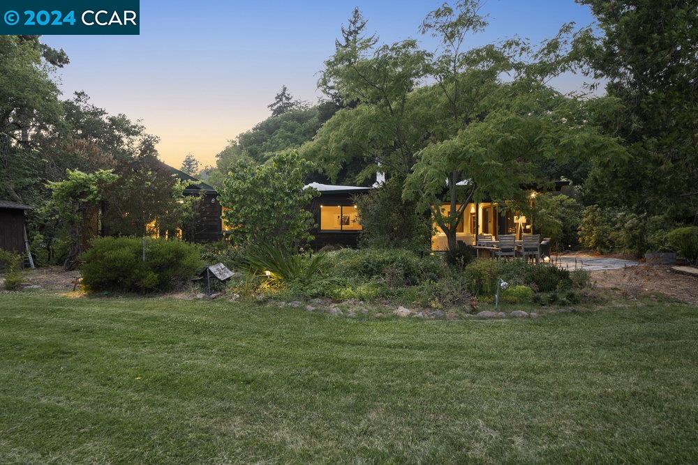 15 Lost Valley Dr