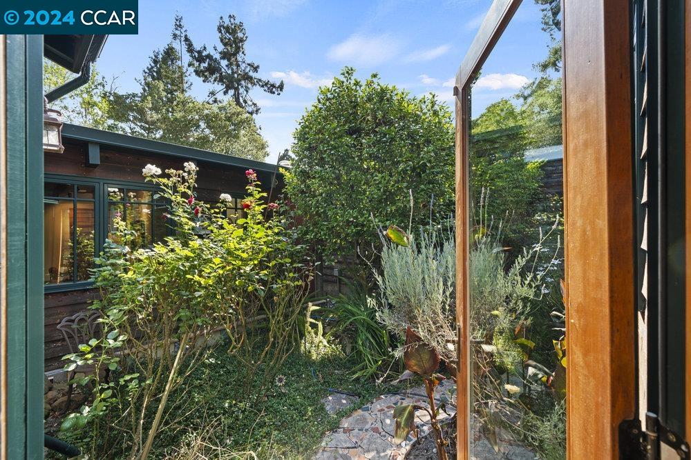 15 Lost Valley Dr