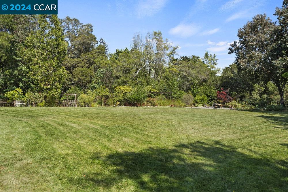 15 Lost Valley Dr