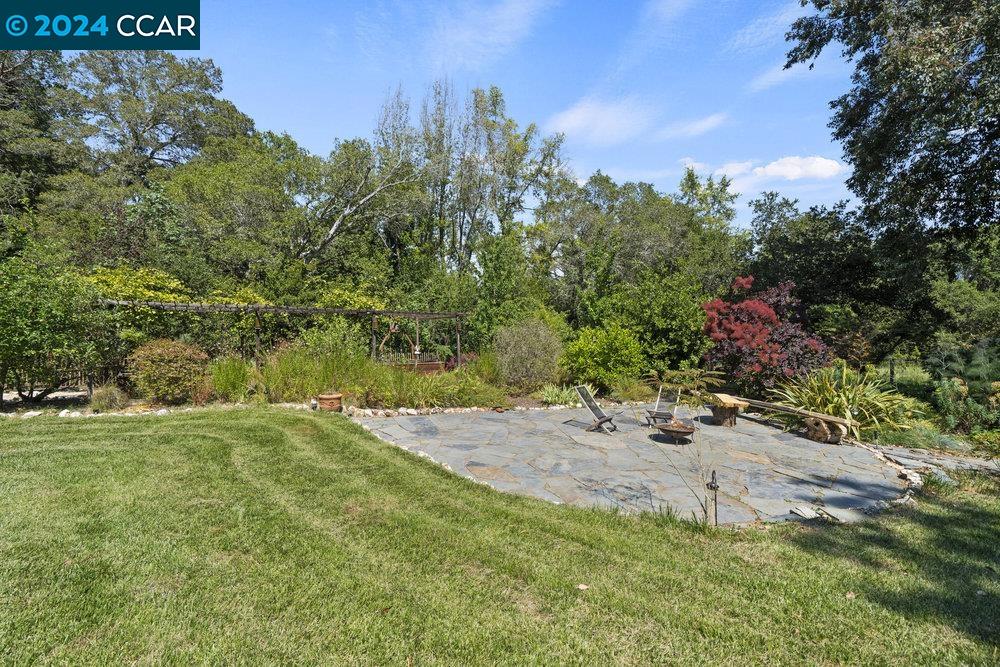 15 Lost Valley Dr