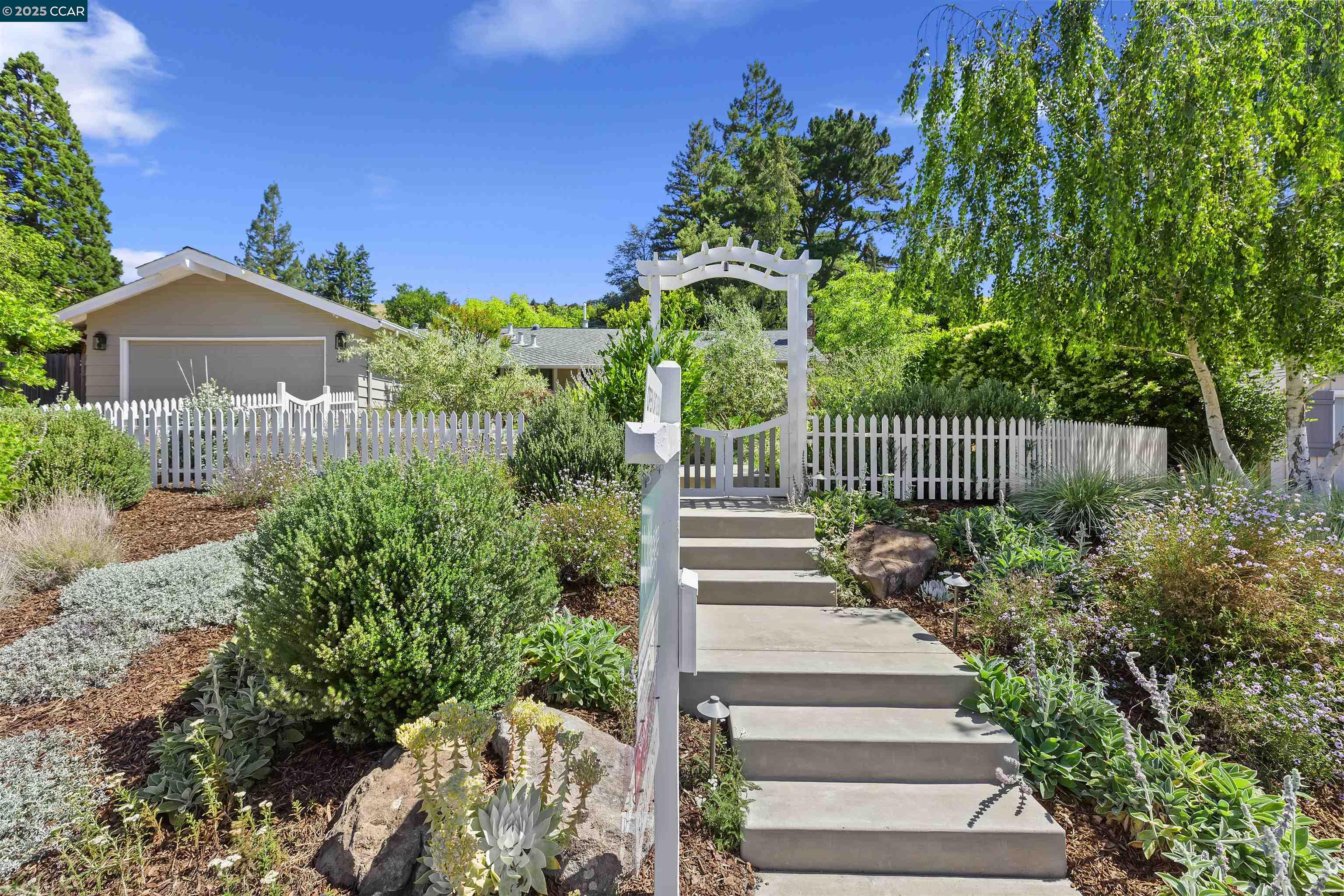 51 Ivy Dr