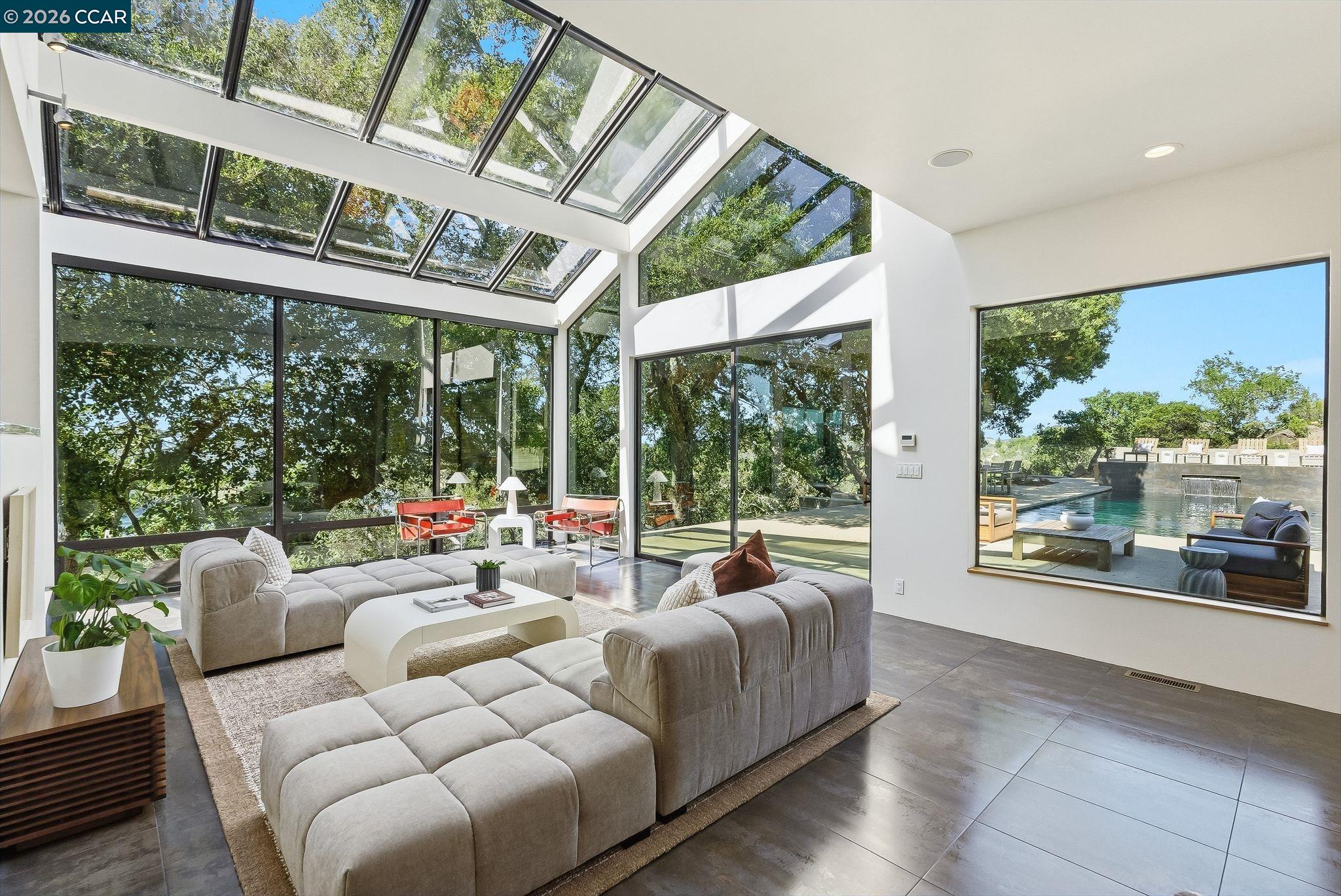 240 Tappan Ln