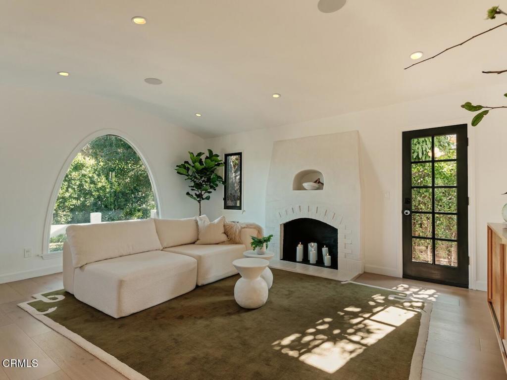 229 S Grand Oaks Avenue