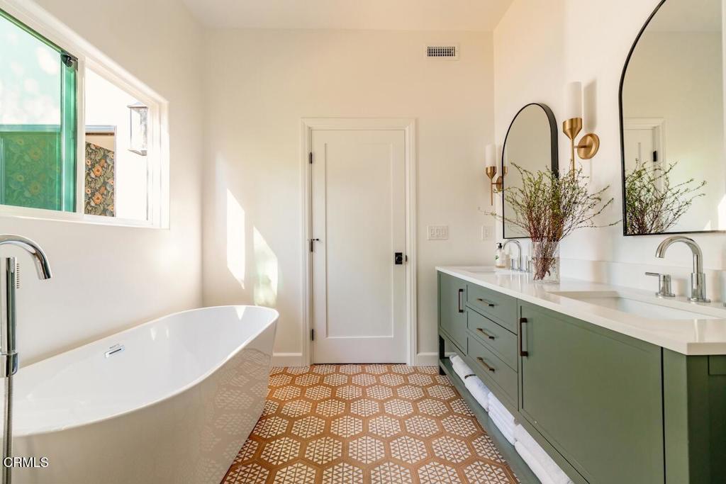 229 S Grand Oaks Avenue