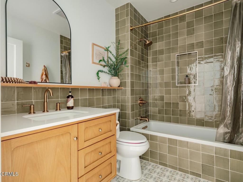 229 S Grand Oaks Avenue