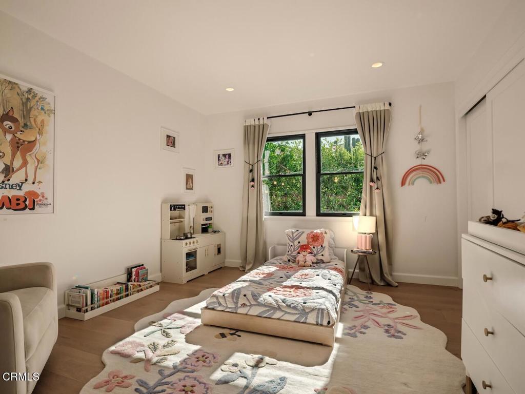 229 S Grand Oaks Avenue