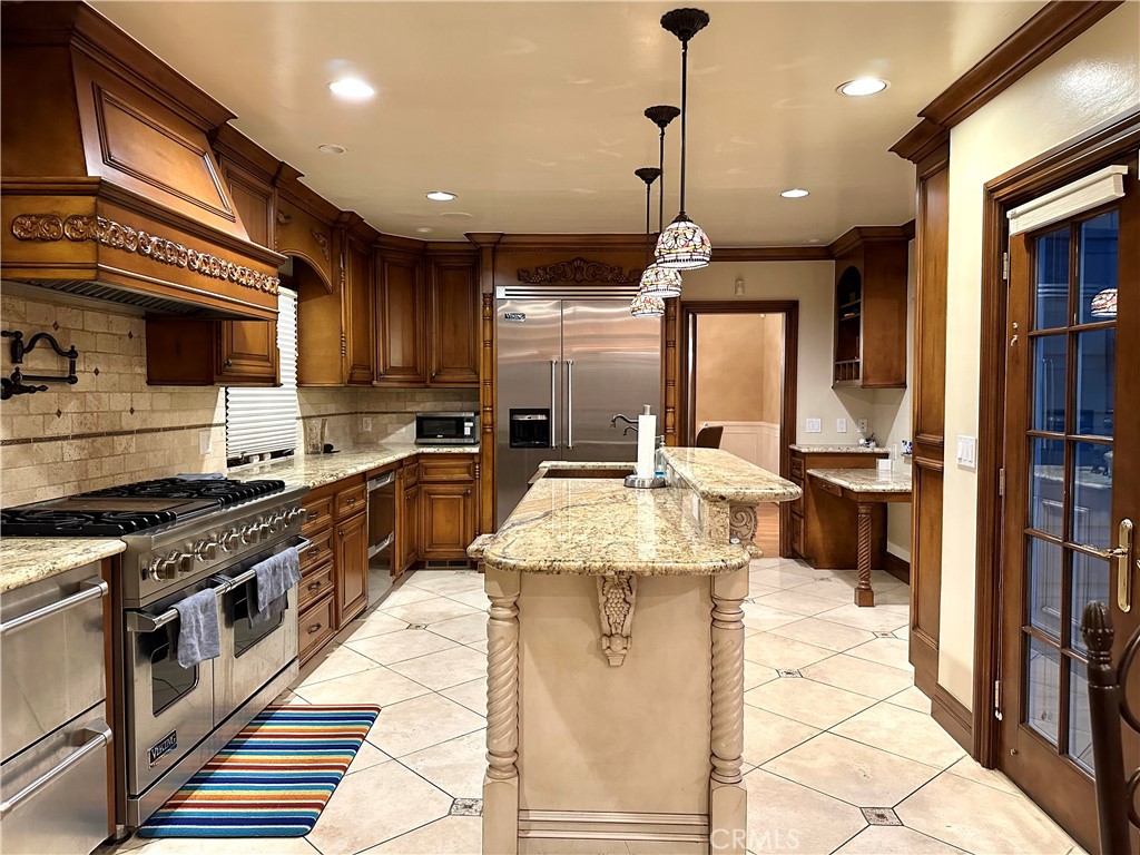 2210 El Molino Place