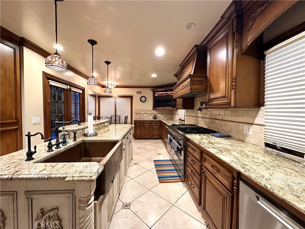 2210 El Molino Place