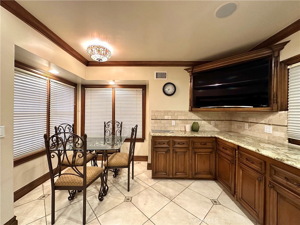 2210 El Molino Place