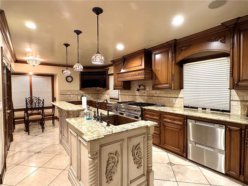 2210 El Molino Place