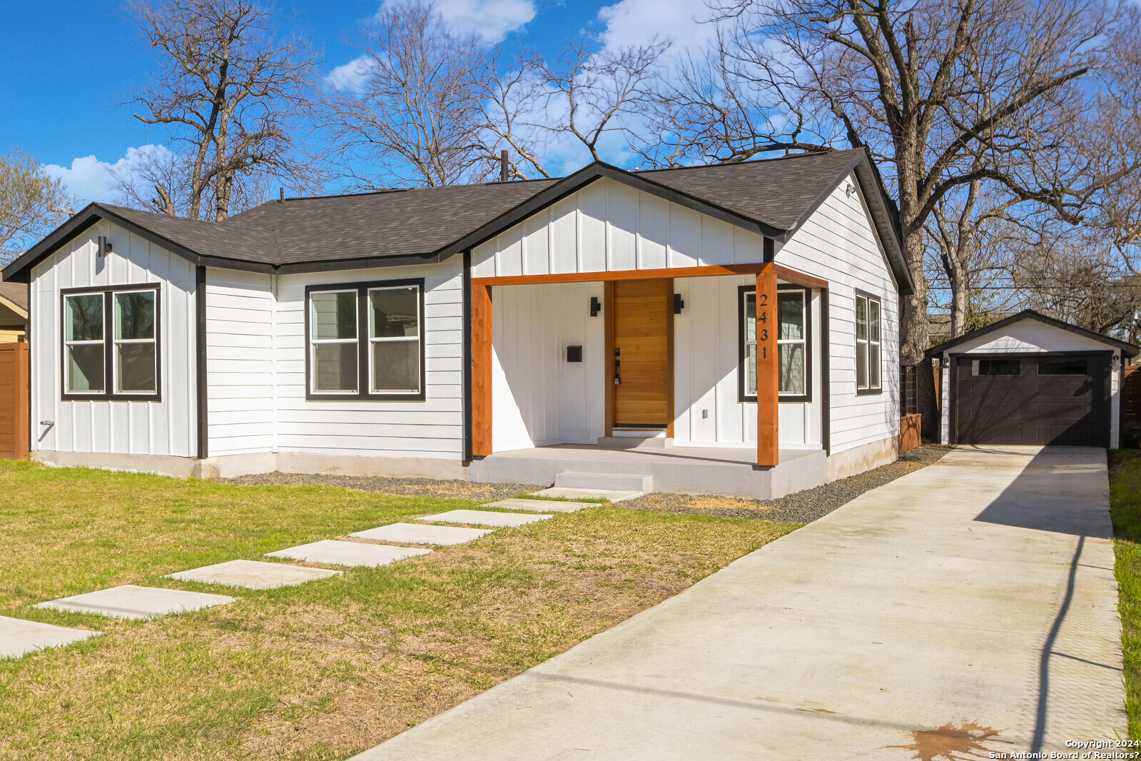 2431 W Woodlawn Ave