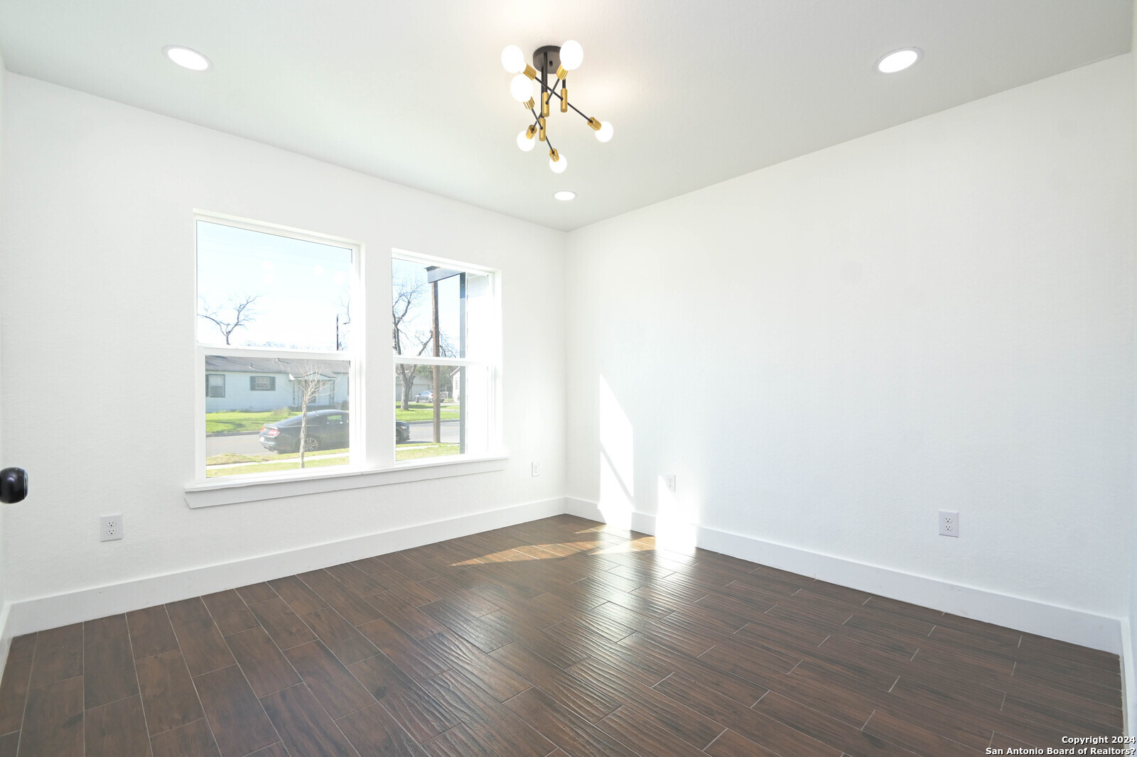 2431 W Woodlawn Ave