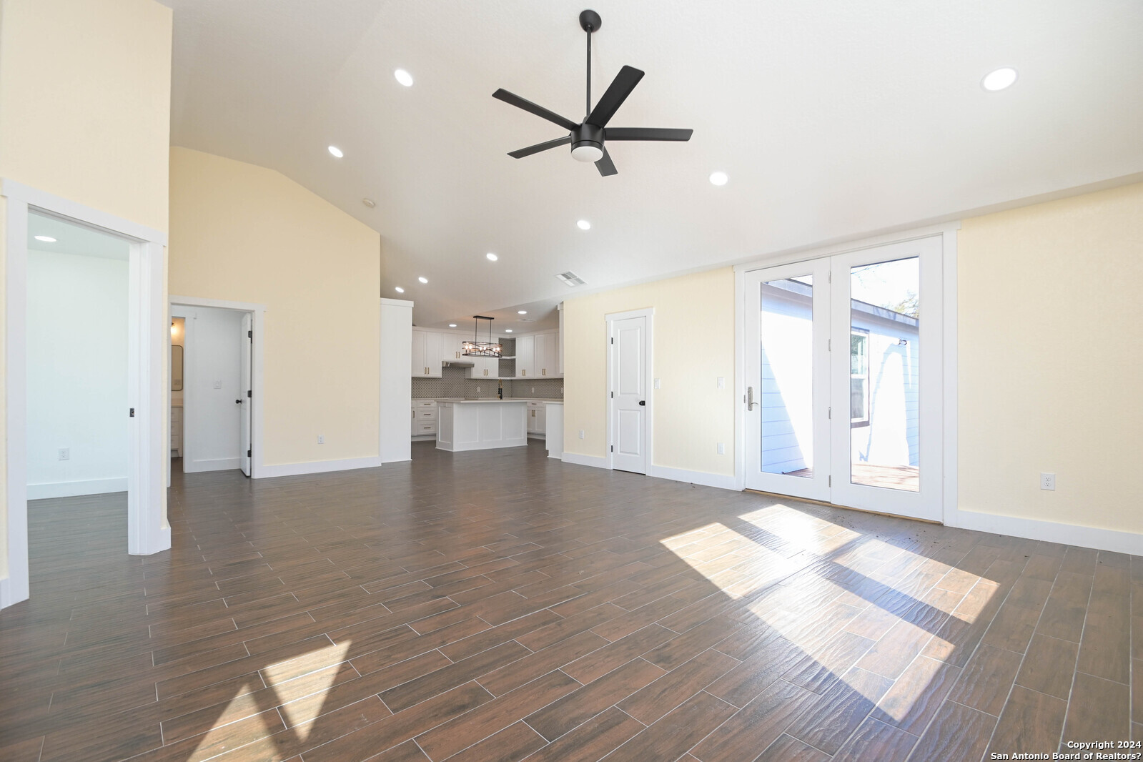2431 W Woodlawn Ave