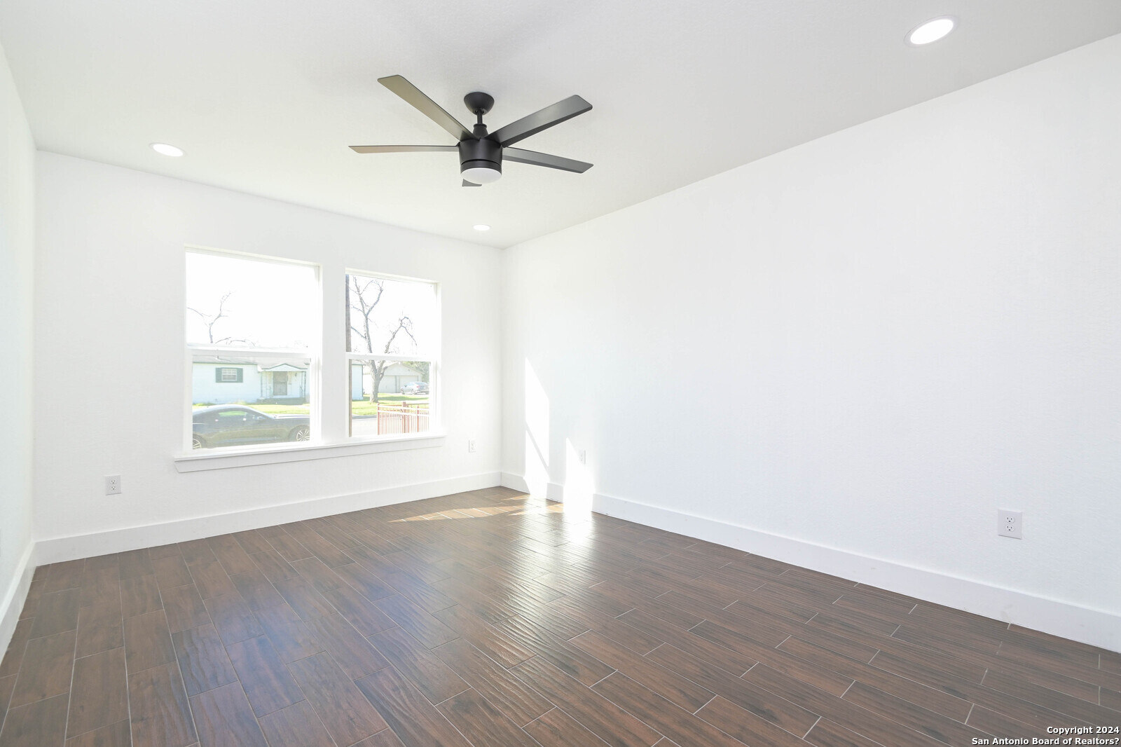 2431 W Woodlawn Ave