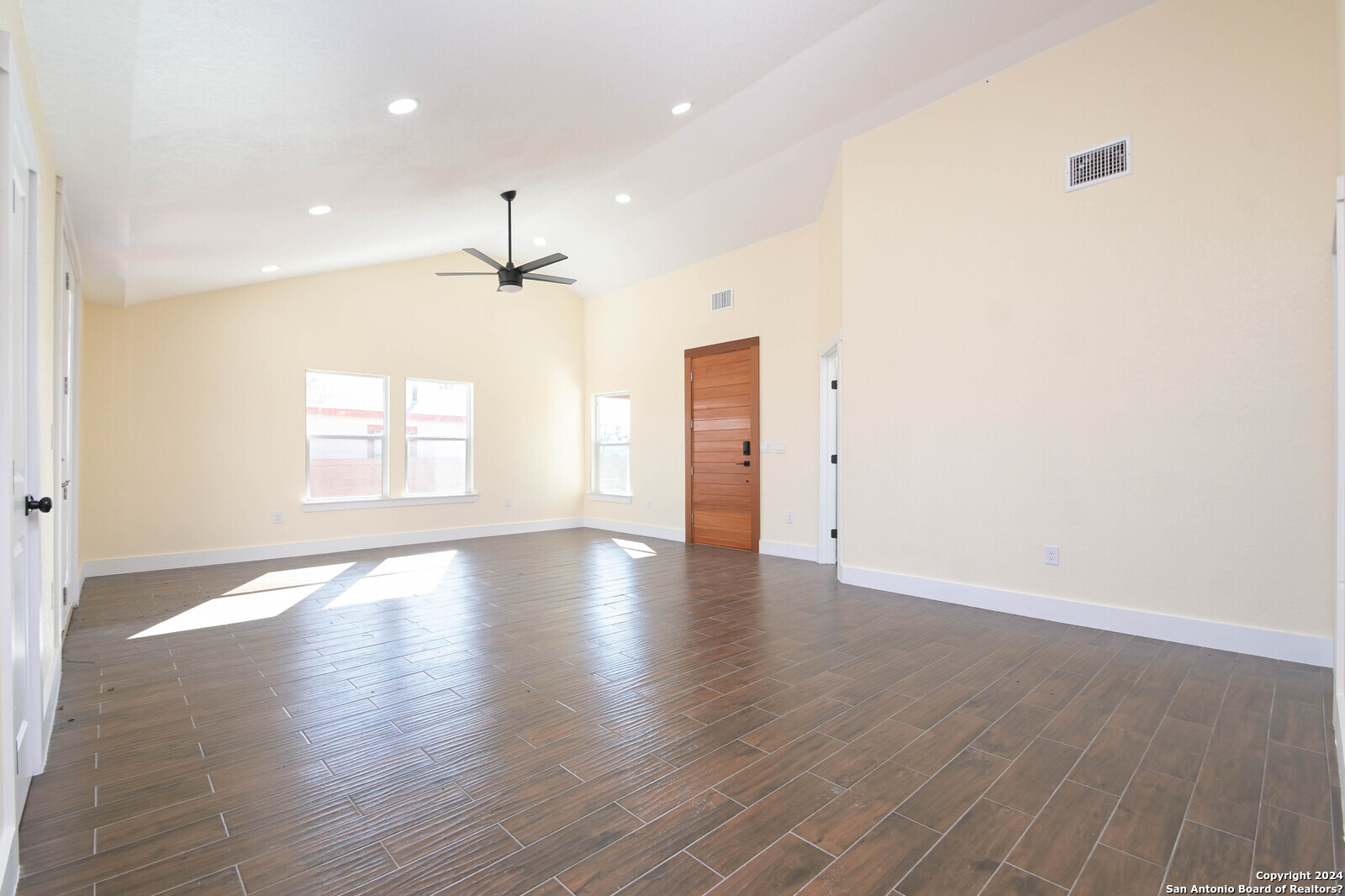 2431 W Woodlawn Ave