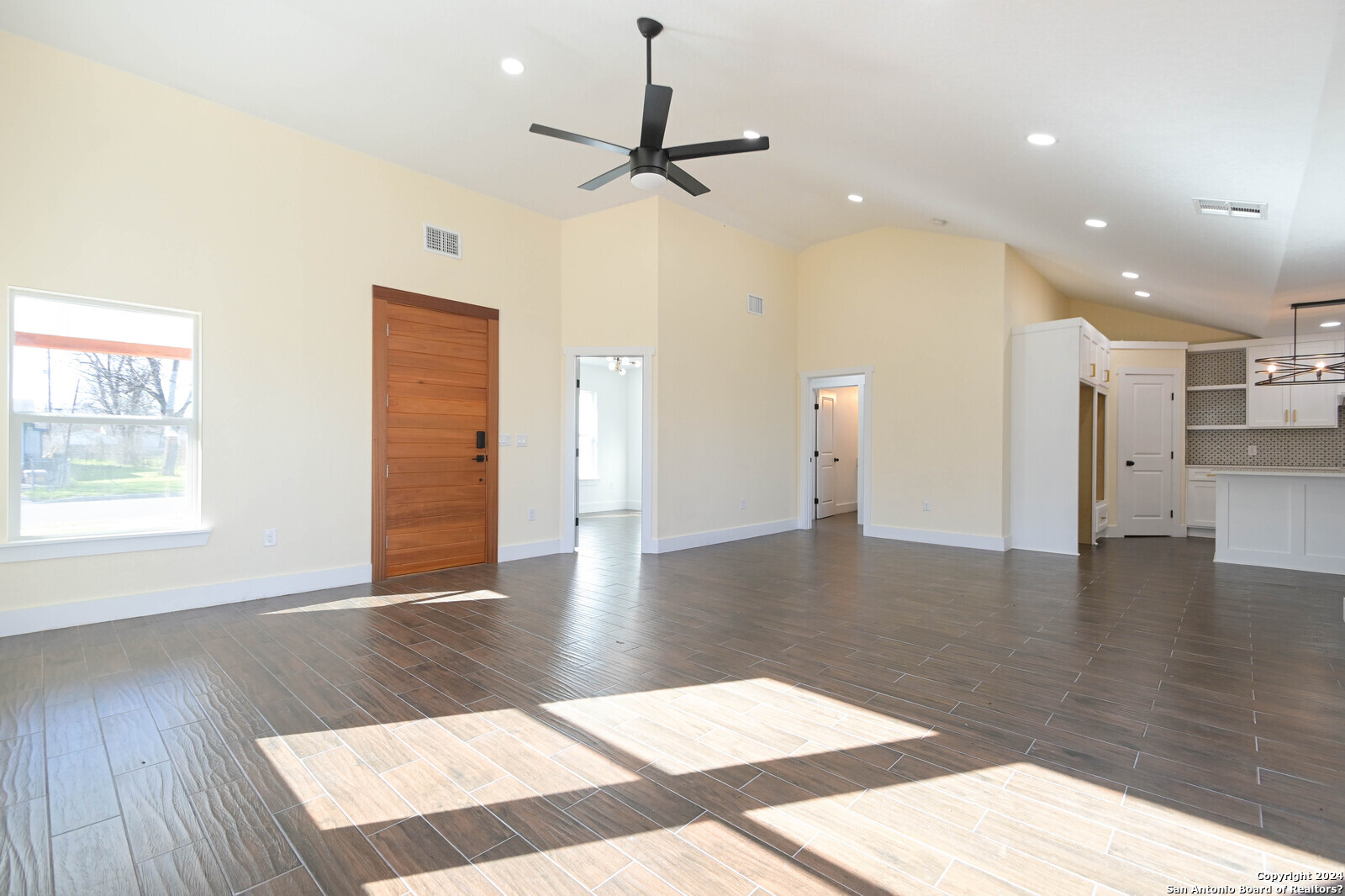 2431 W Woodlawn Ave
