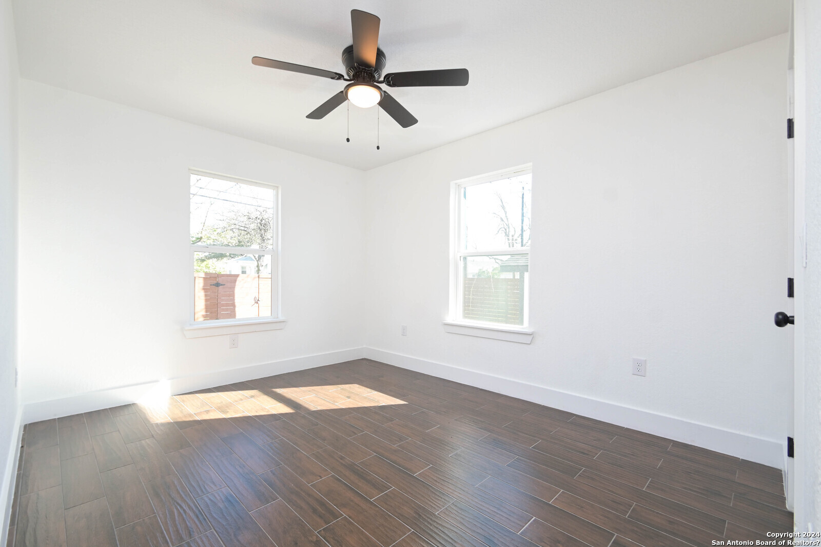 2431 W Woodlawn Ave