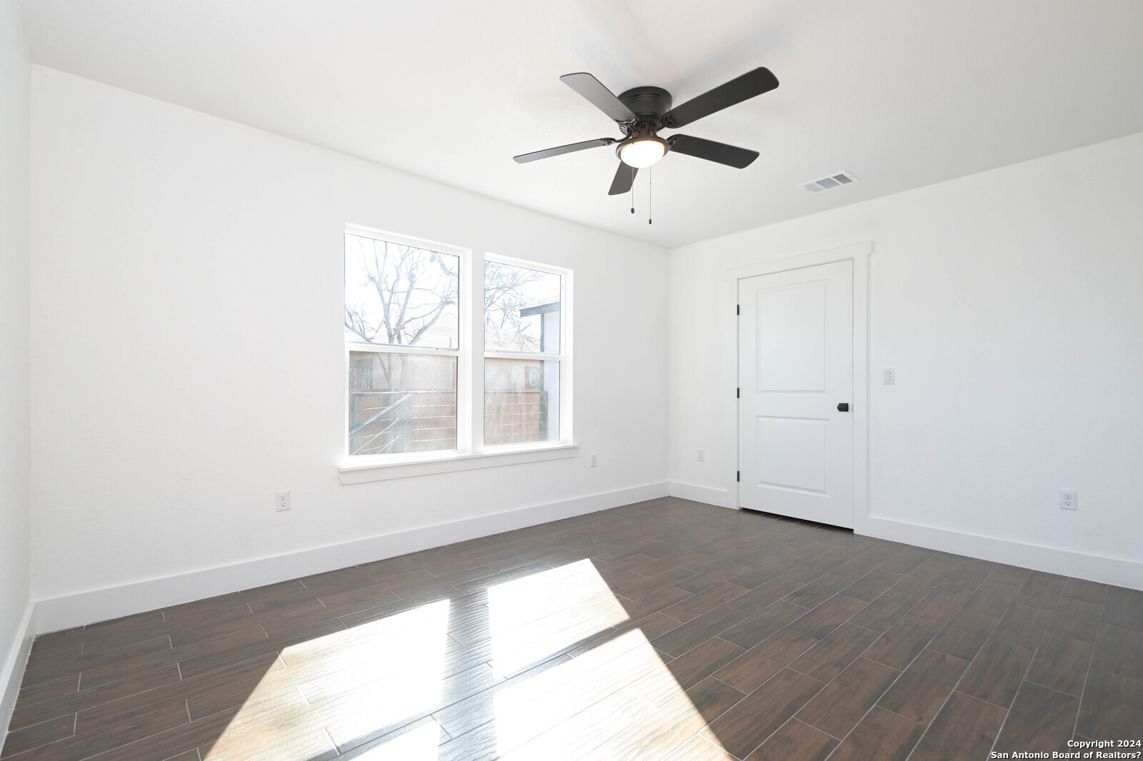 2431 W Woodlawn Ave